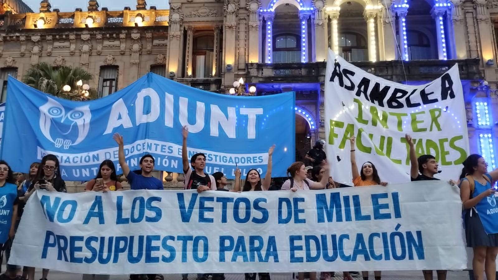 Ayer, toda la comunidad educativa se movilizó en Tucumán en contra del ajuste.
