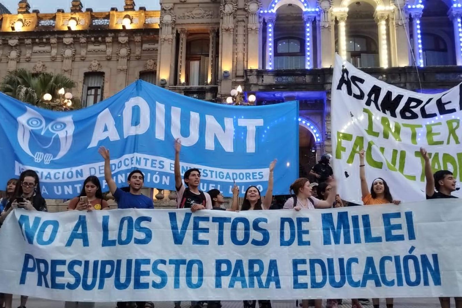 Ayer, toda la comunidad educativa se movilizó en Tucumán en contra del ajuste.