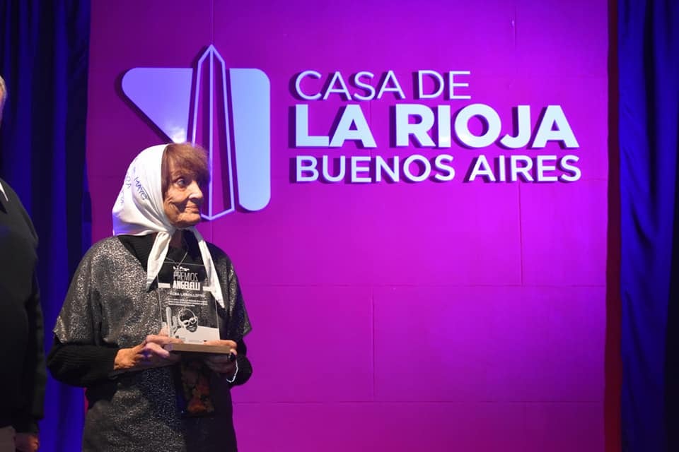 Taty Almeida con su premio Angelelli en la primera edición realizada en 2022. 