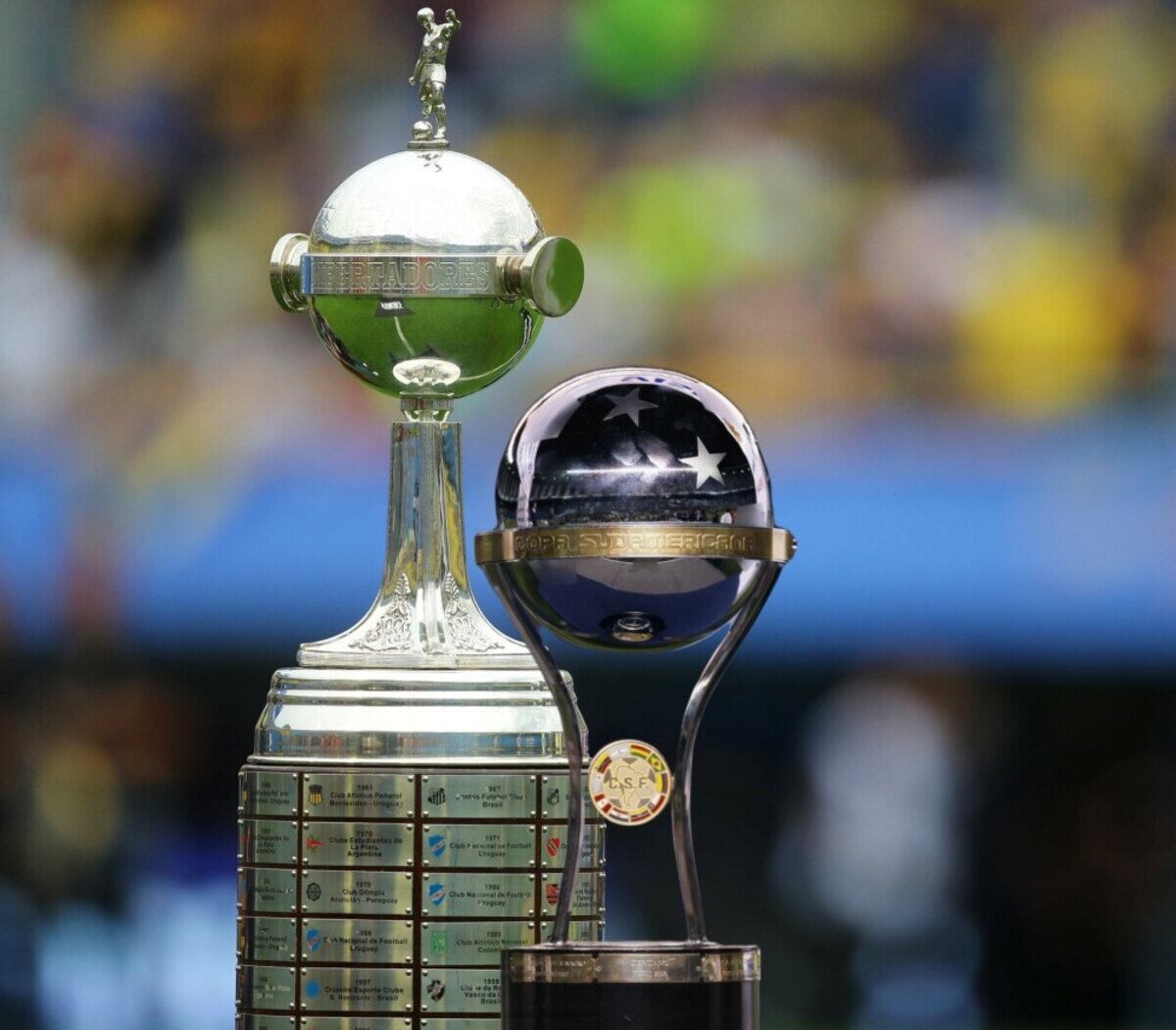 Los trofeos de la Copa Libertadores y la Copa Sudamericana.