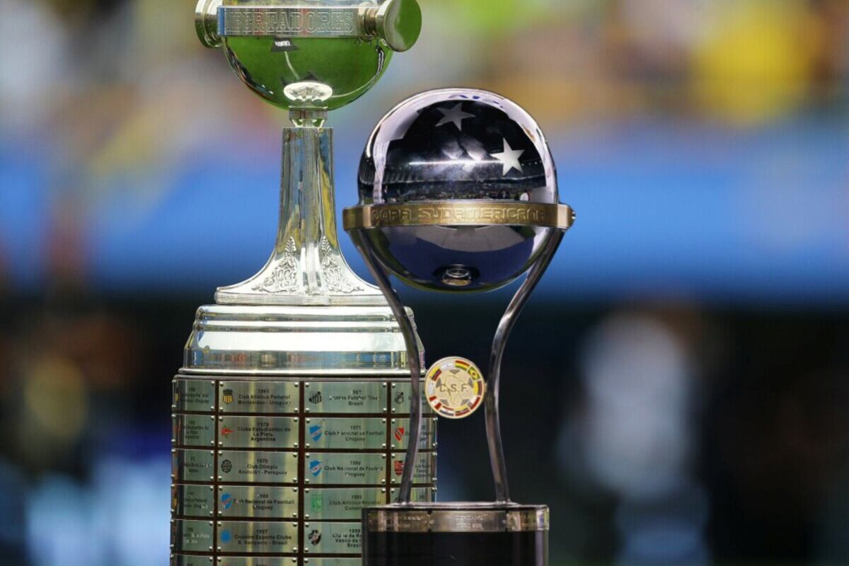 Los trofeos de la Copa Libertadores y la Copa Sudamericana.