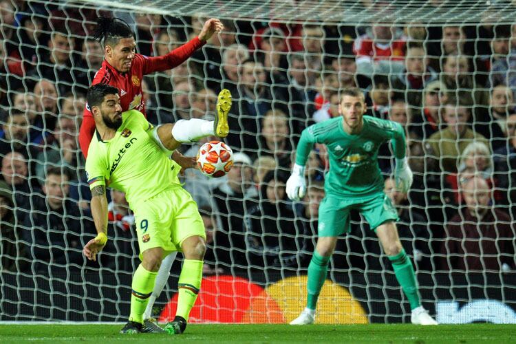 Luis Suárez busca maniobrar de espaldas al arco del United.