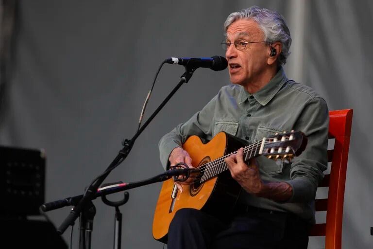 "Siete mil veces volvería a vivir así", dijo Veloso al cantar "7.000 veces", uno de sus clásicos de los '80.