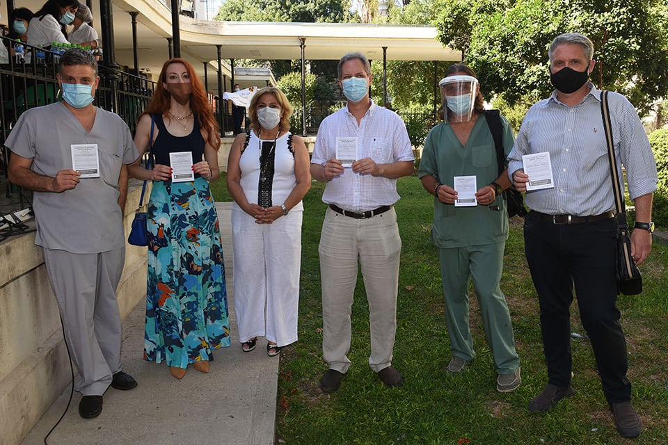 La ministra Martorano con los cinco voluntarios vacunados.