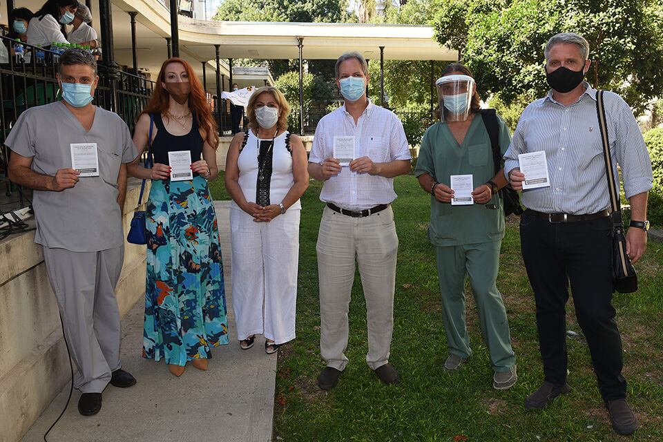 La ministra Martorano con los cinco voluntarios vacunados.