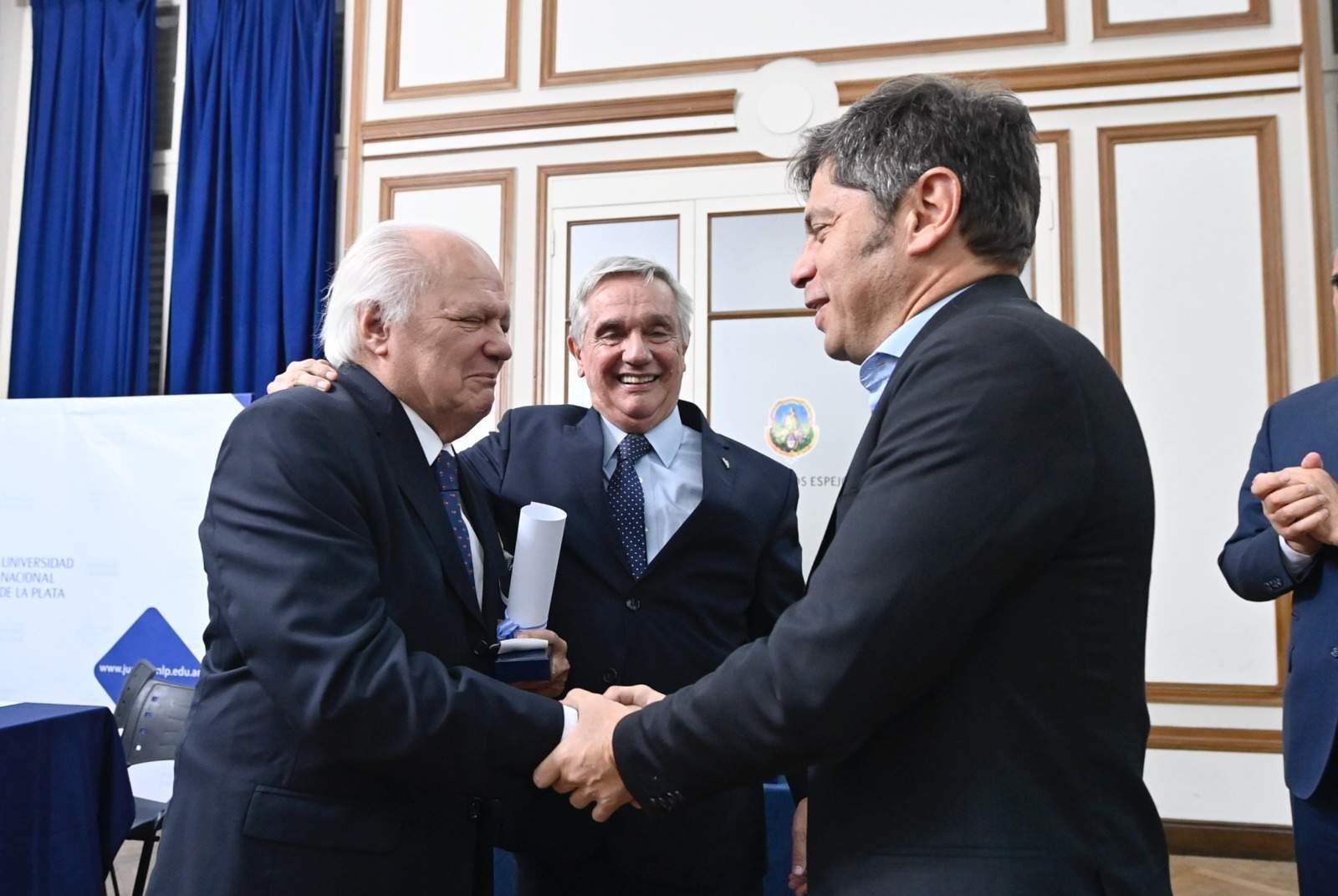 Axel Kicillof saluda a Guillermo Ledesma ante la mirada del decano de la Facultad de Derecho, Miguel Berri.