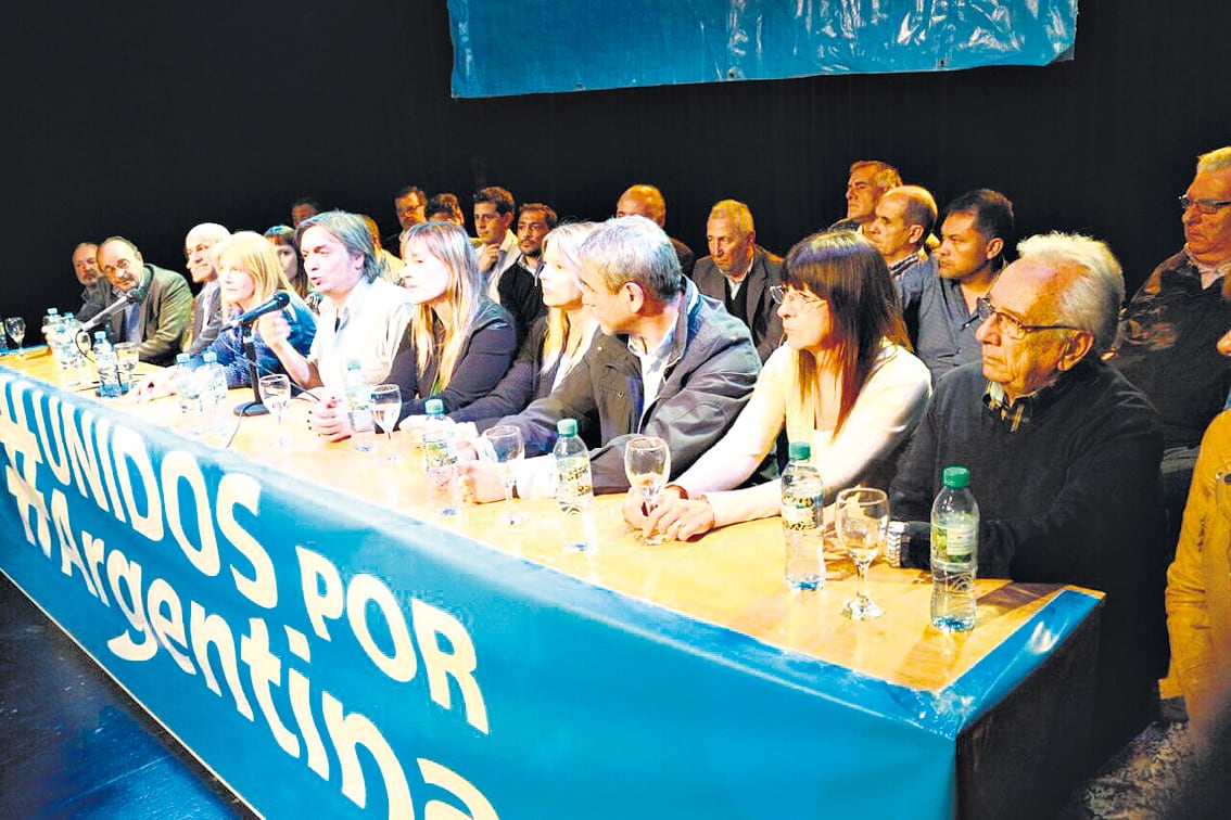 Unos 150 intendentes, diputados y dirigentes de partidos aliados se reunieron pese a las ausencias.