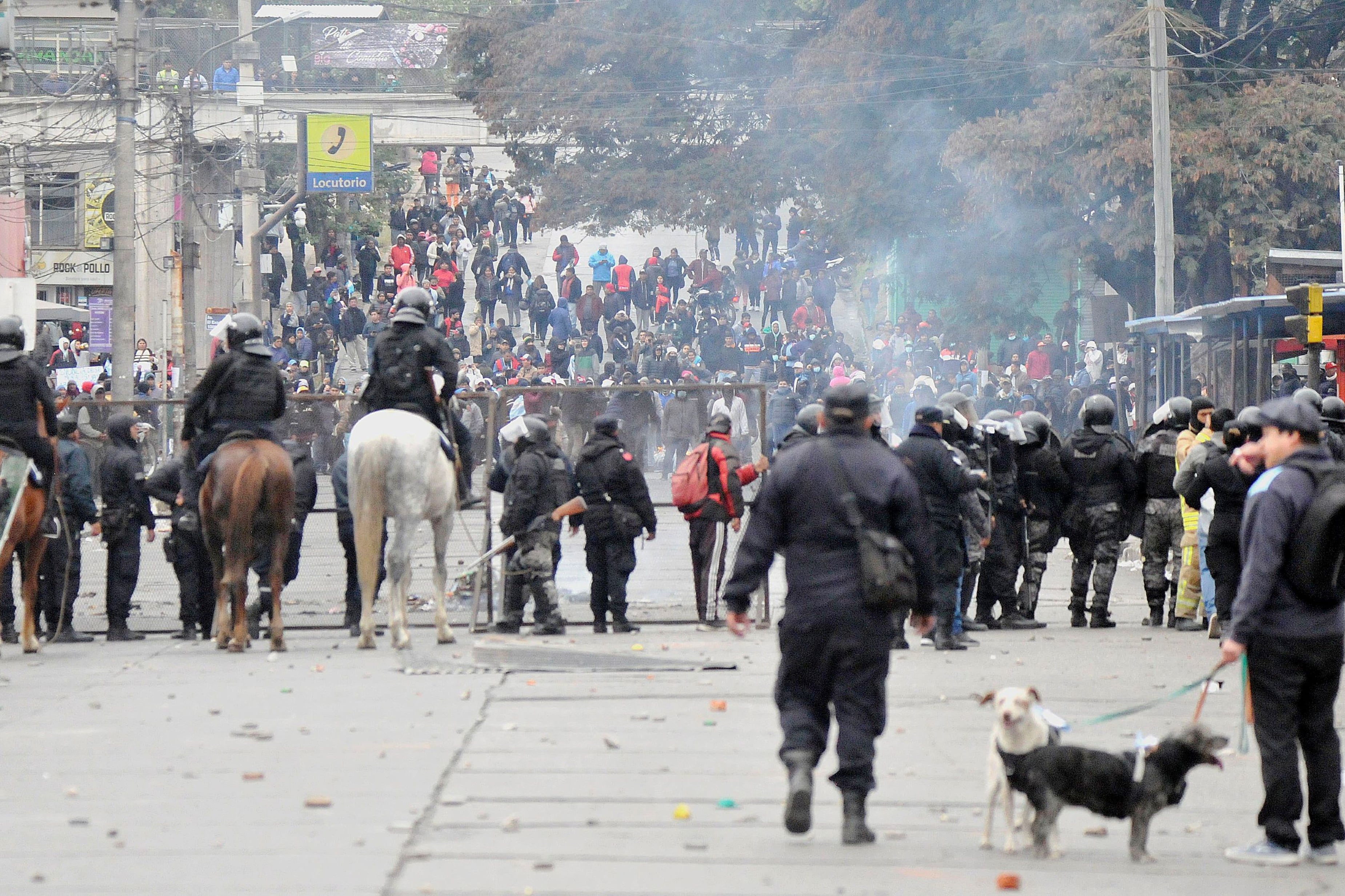 La represión ha sido la única respuesta a las demandas de docentes y comunidades originarias.