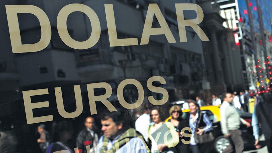 Aunque la fuga de divisas superó en agosto lo conseguido por préstamos externos, el Banco Central no lo considera un signo de debilidad.