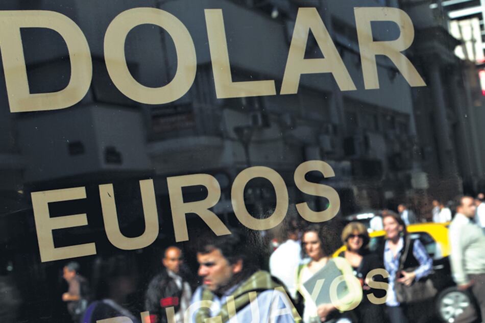 Aunque la fuga de divisas superó en agosto lo conseguido por préstamos externos, el Banco Central no lo considera un signo de debilidad.