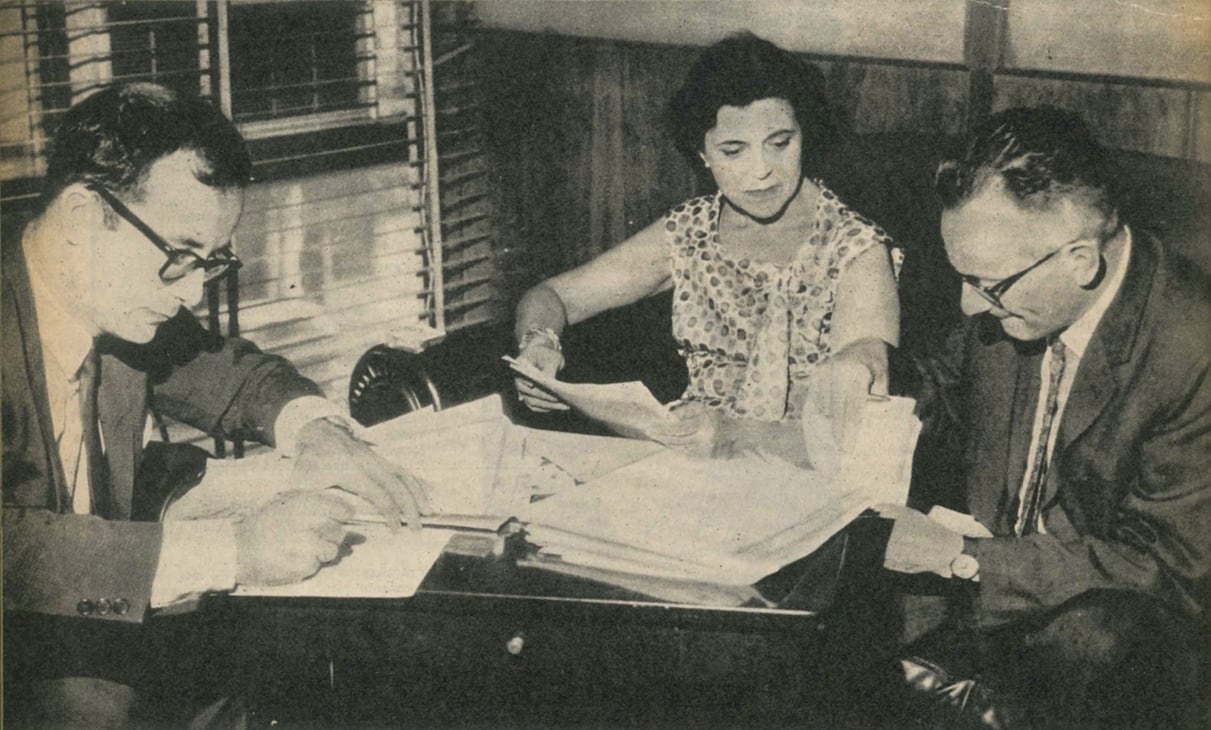 Junto a María Angélica Bosco y Adolfo Pérez Zelaschi, jurados de un concurso de cuentos policiales (1964)