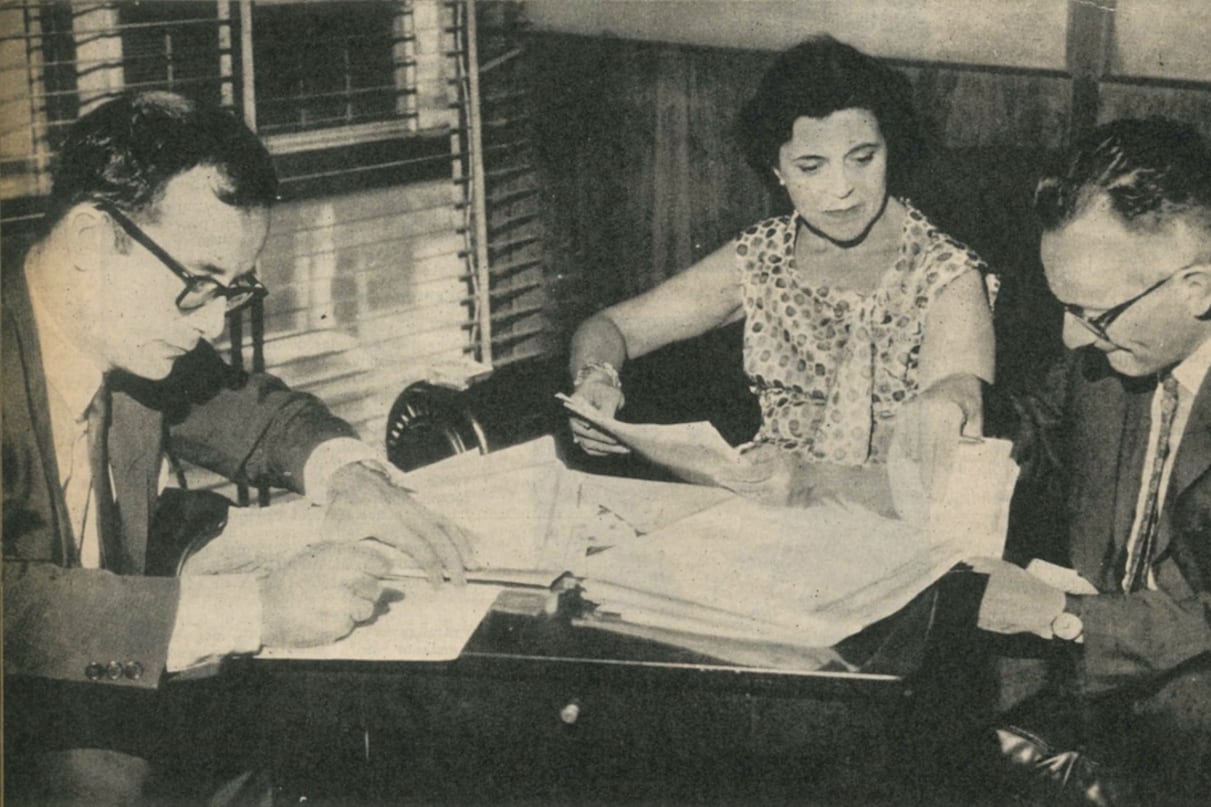 Junto a María Angélica Bosco y Adolfo Pérez Zelaschi, jurados de un concurso de cuentos policiales (1964)
