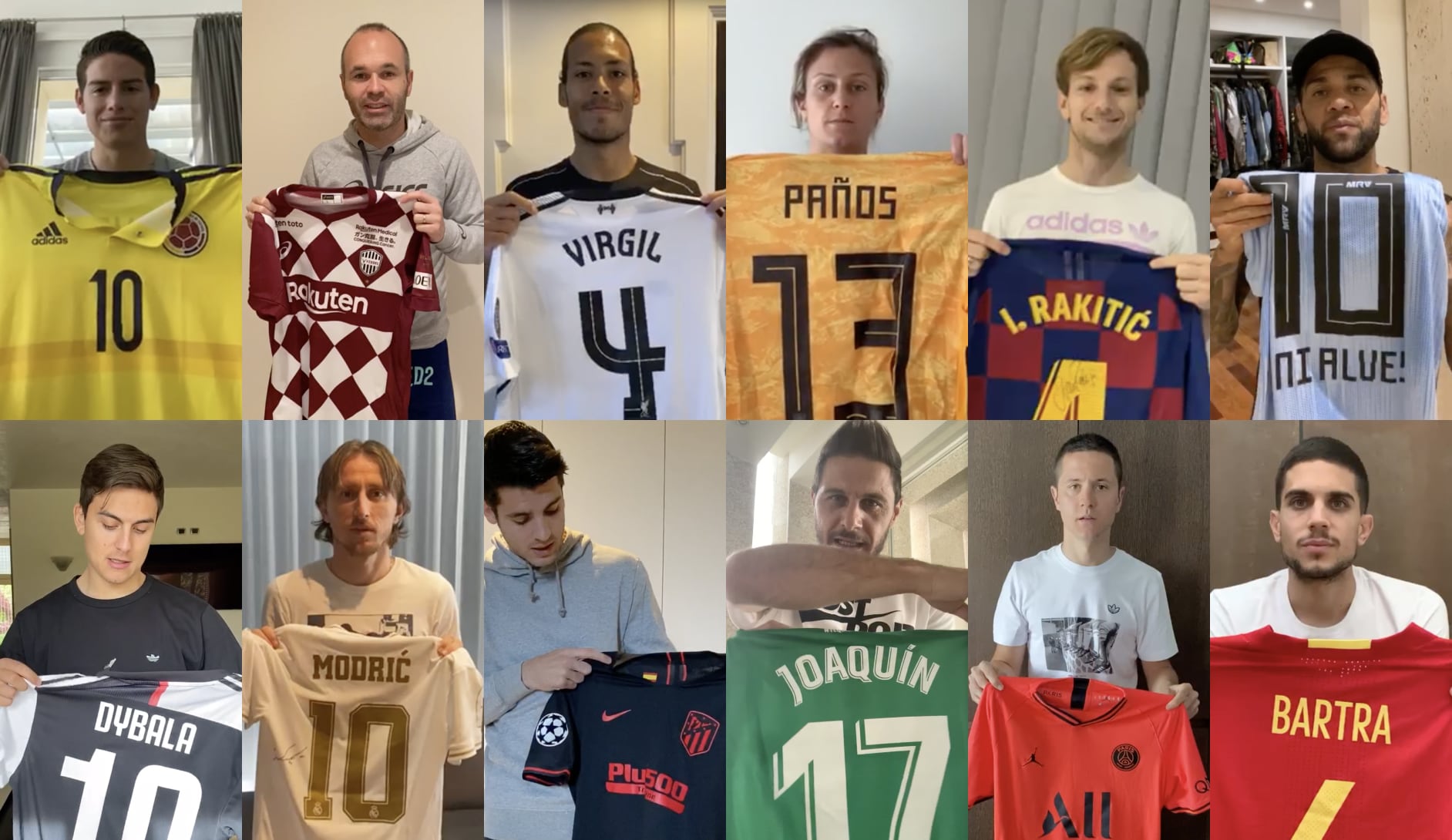 Los futbolistas muestran las camisetas que donaron a la causa solidaria.