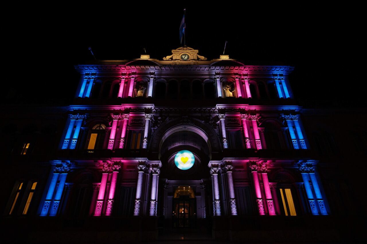 La Casa de Gobierno, iluminada en la noche de este jueves con la bandera trans. 