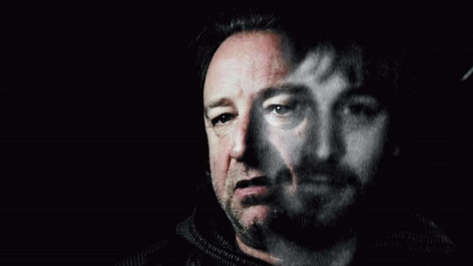 Peter Hook revisitará temas de sus bandas New Order y Joy Division en su show de mañana en el Teatro Vorterix.