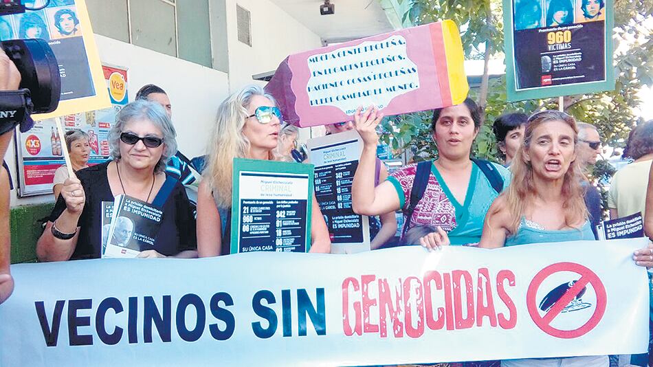 “Queremos vivir tranquilos en nuestro barrio”, plantearon los manifestantes ante el tribunal federal.