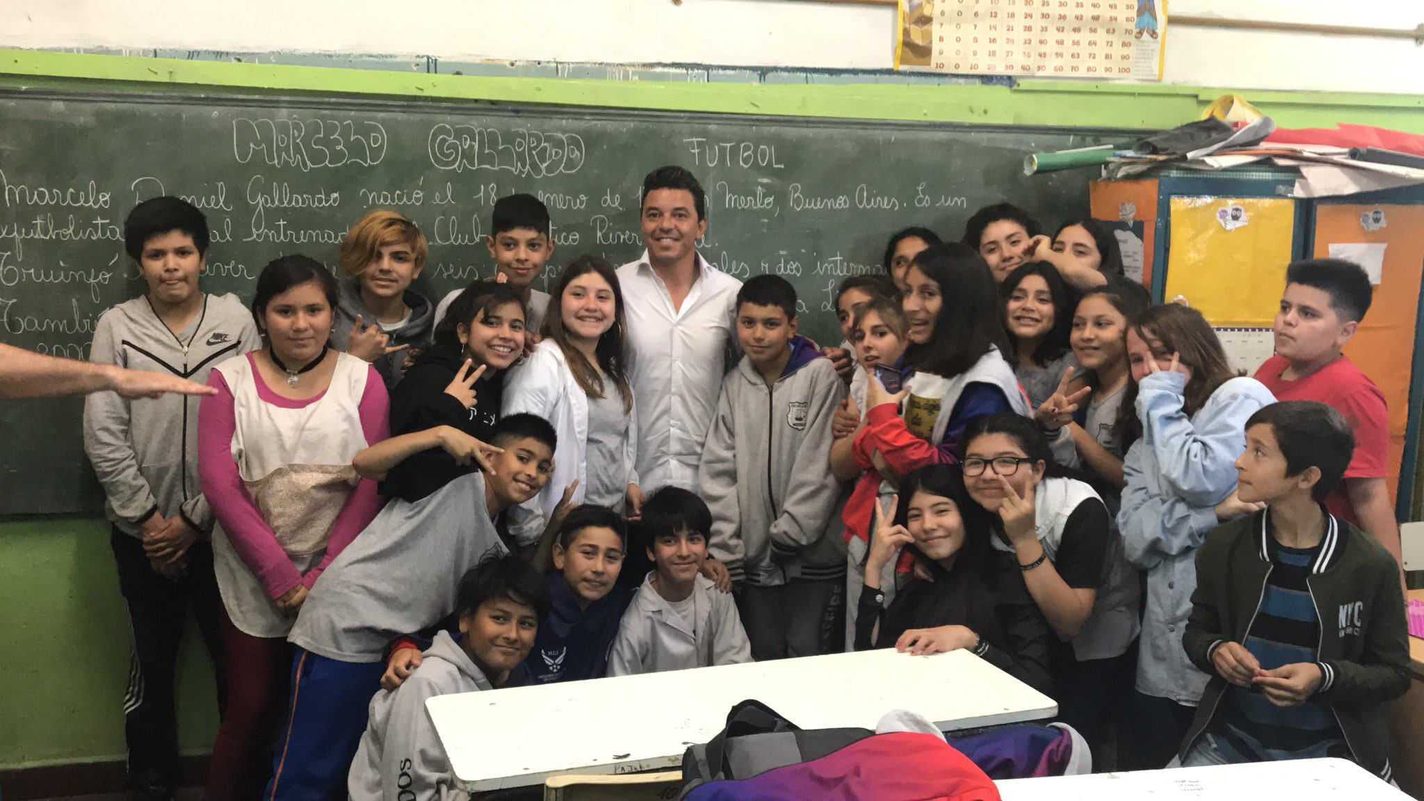 Gallardo, en la escuela donde hizo la primaria, junto a los actuales alumnos.