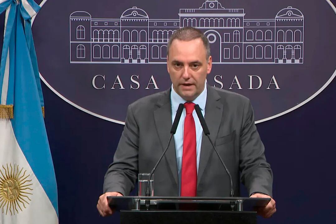 Adorni le puso la cara al negacionismo oficial.