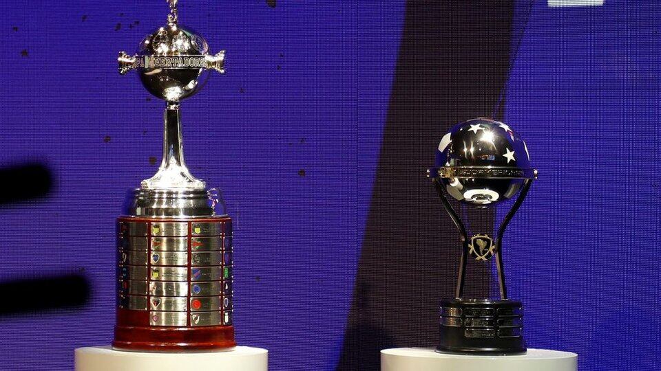 Los trofeos de la Copa Libertadores y de la Copa Sudamericana. 