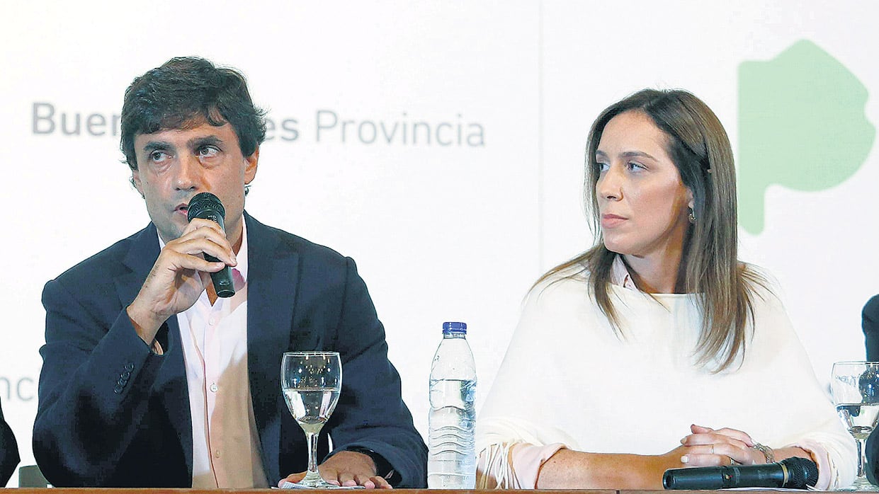 La gobernadora bonaerense María Eugenia Vidal junto a su ministro de Economía, Hernán Lacunza.