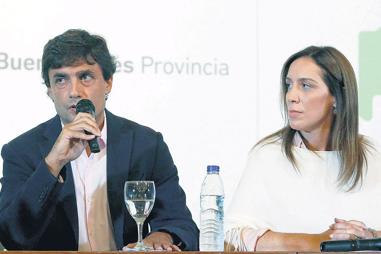 La gobernadora bonaerense María Eugenia Vidal junto a su ministro de Economía, Hernán Lacunza.