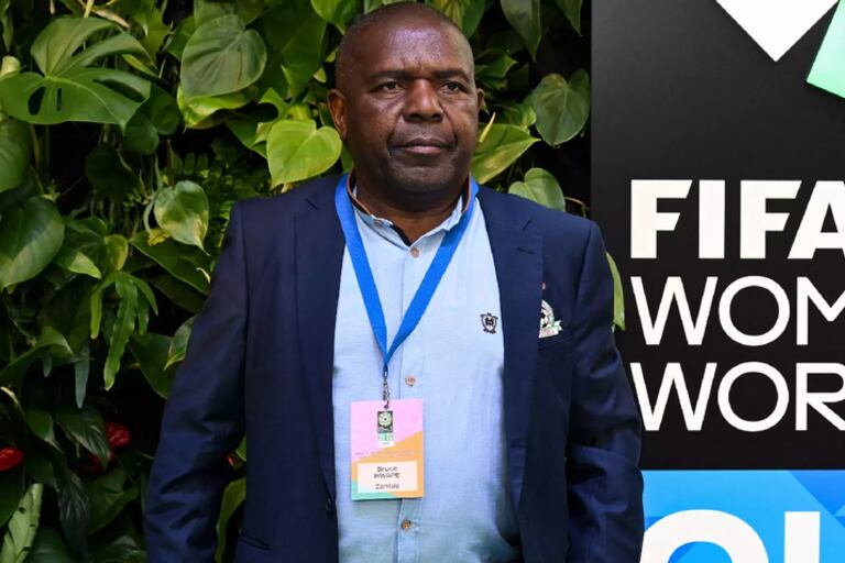 Bruce Mwape, técnico de la selección femenina de fútbol de Zambia, será investigado por denuncias de abuso sexual a las jugadoras