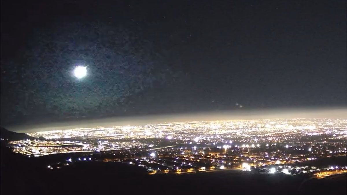 Un espectacular meteoro que iluminó la cordillera de los Andes. Imagen: captura de video.