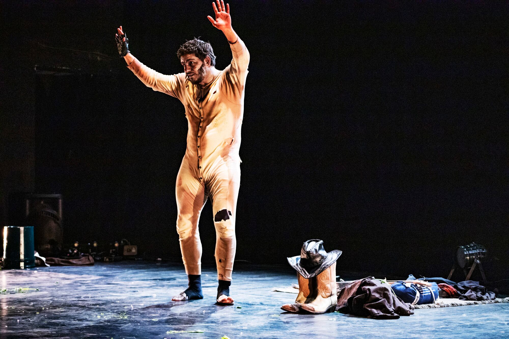 La obra propone una deconstrucción de los estereotipos de la cultura gauchesca.