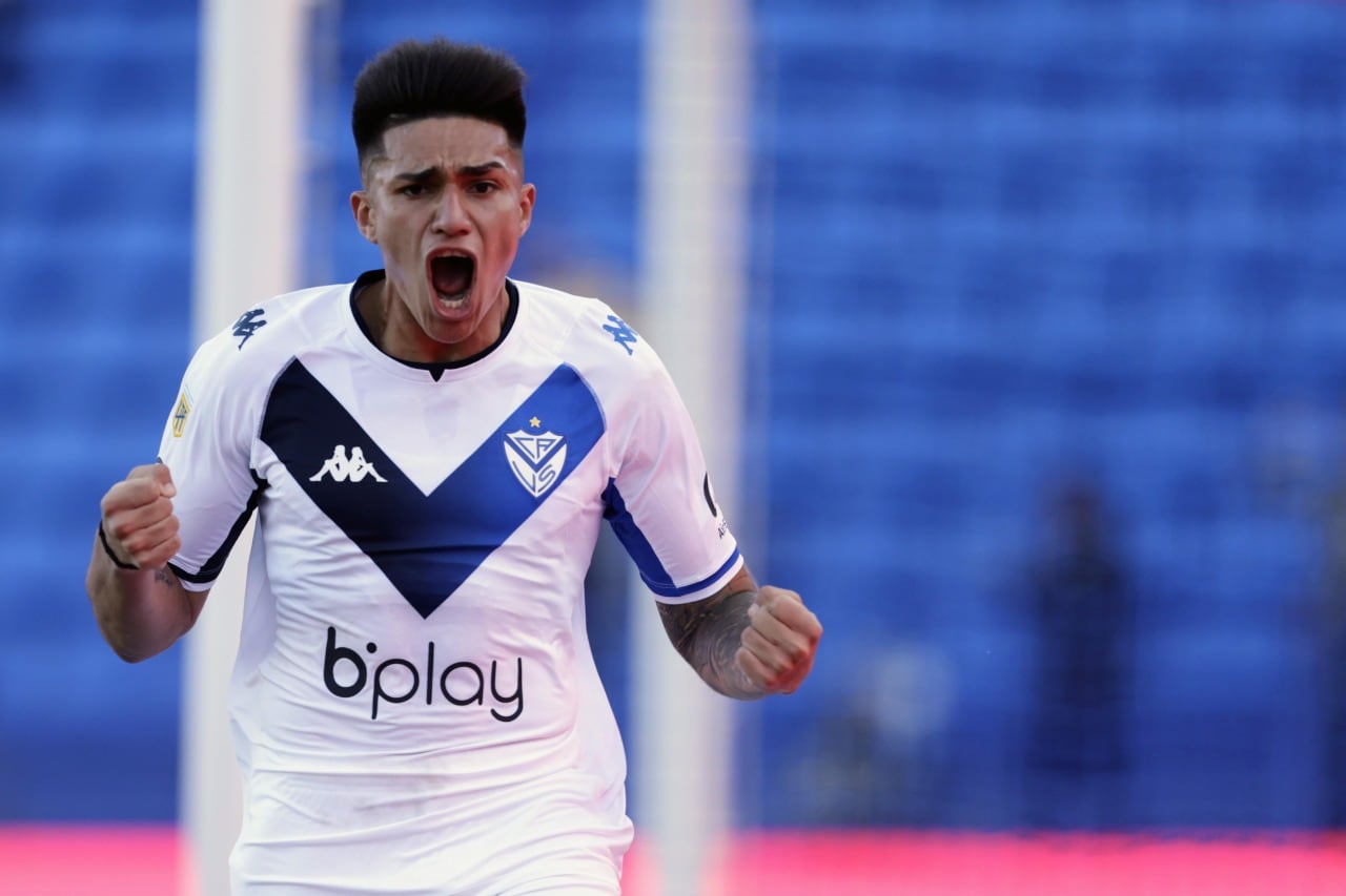 Santiago Castro, de 18 años, festeja con todo el primer gol de Vélez y el segundo de su carrera