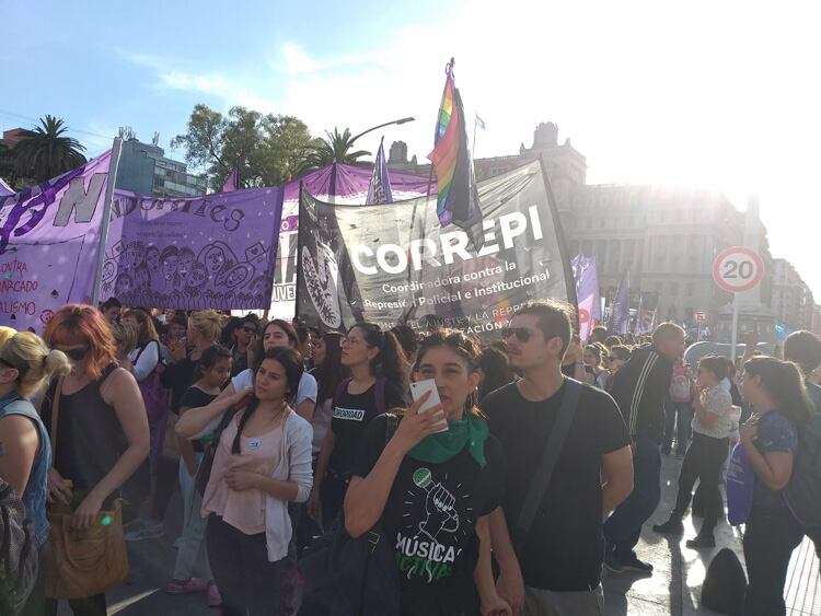 La marcha va de Tribunales a Plaza de Mayo.
