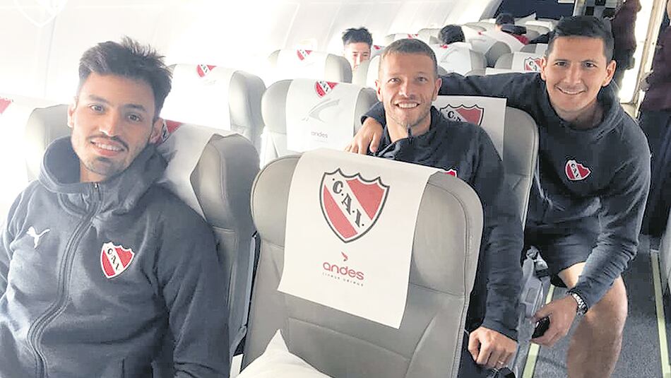 Los jugadores de Independiente arriba del avión en la tarde de ayer.