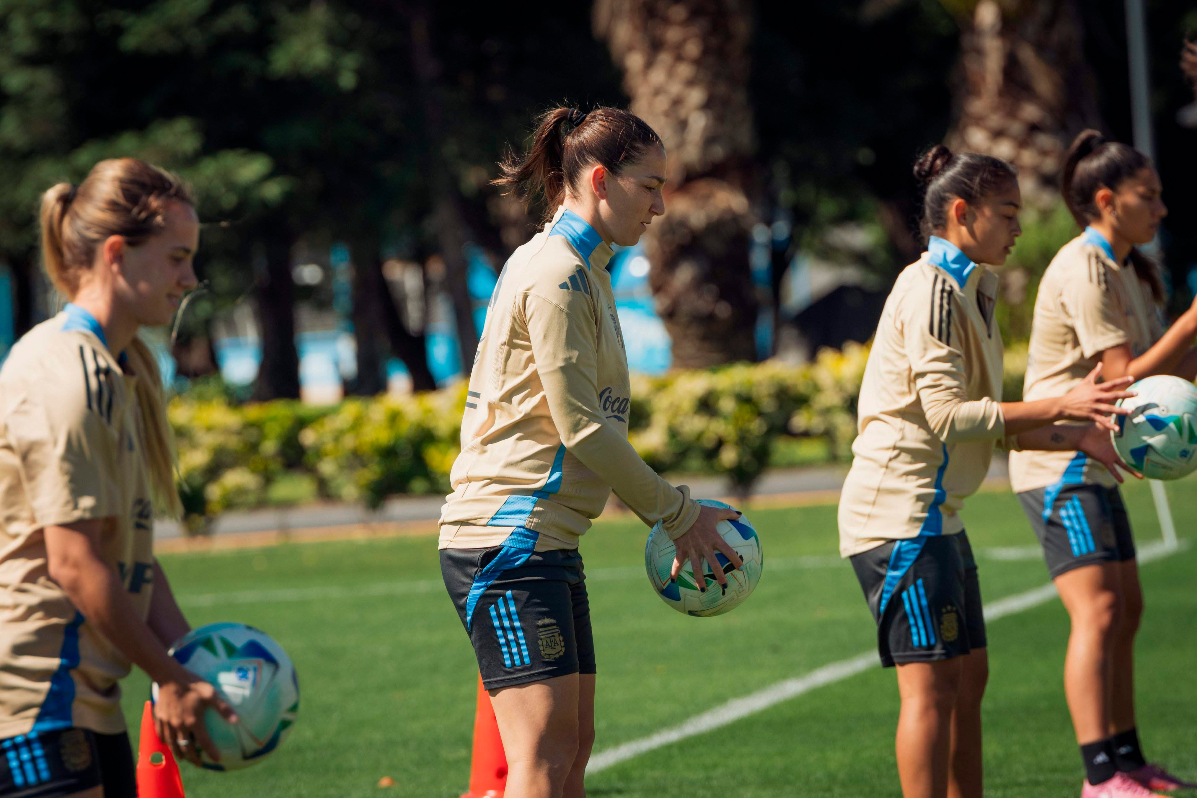 La capitana Aldana Cometti viene de marcar un gol en el debut.