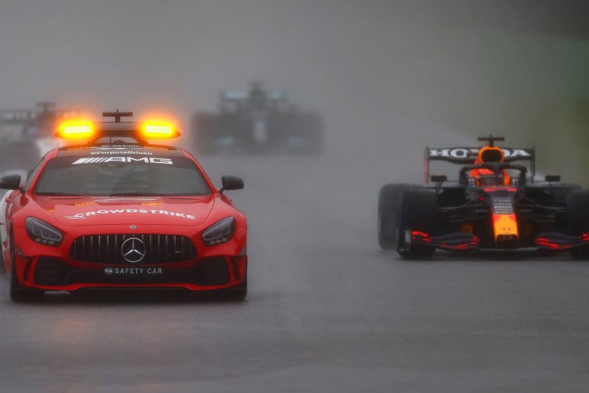 Vertstappen detrás del auto de seguridad en el circuito Spa-Francorchamps.