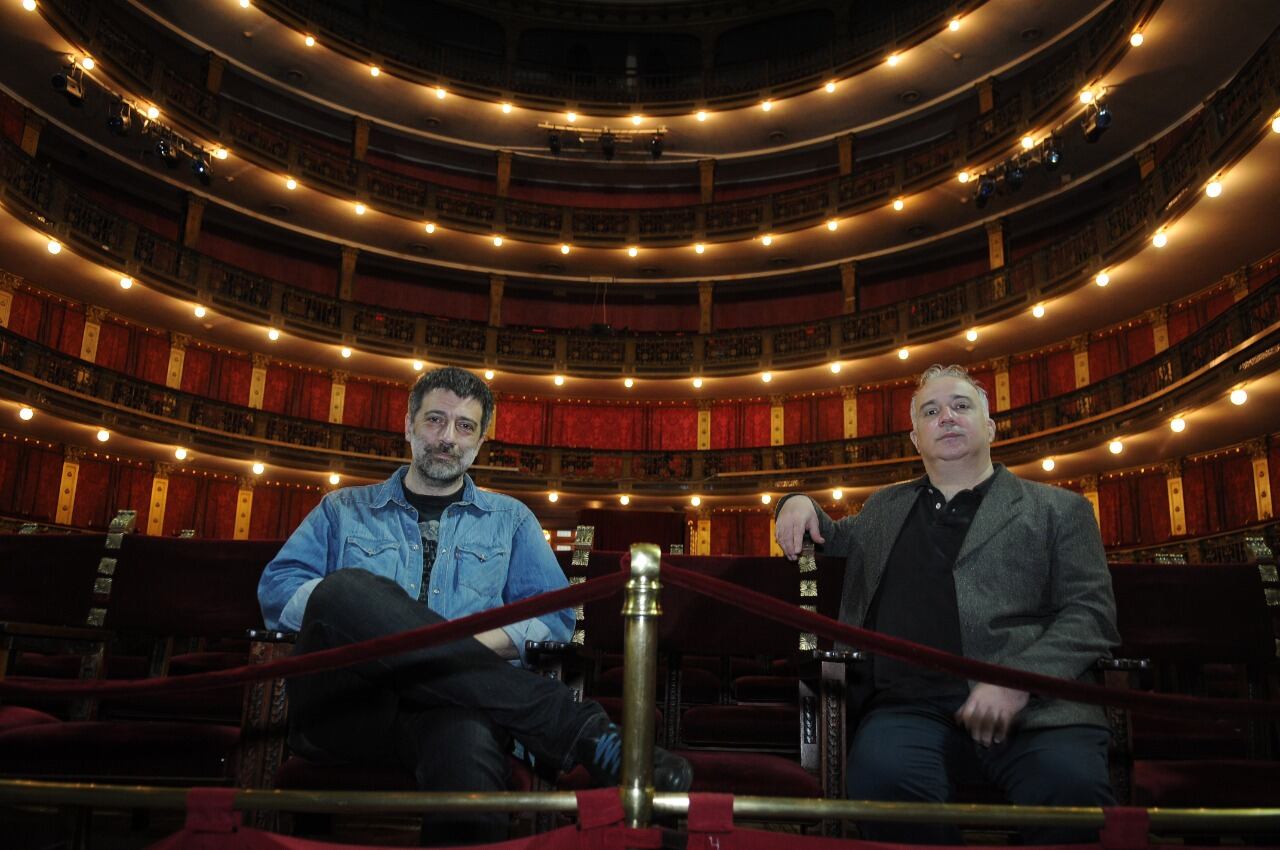 "La construcción de un teatro es el sueño de un pueblo", señala el dúo.
