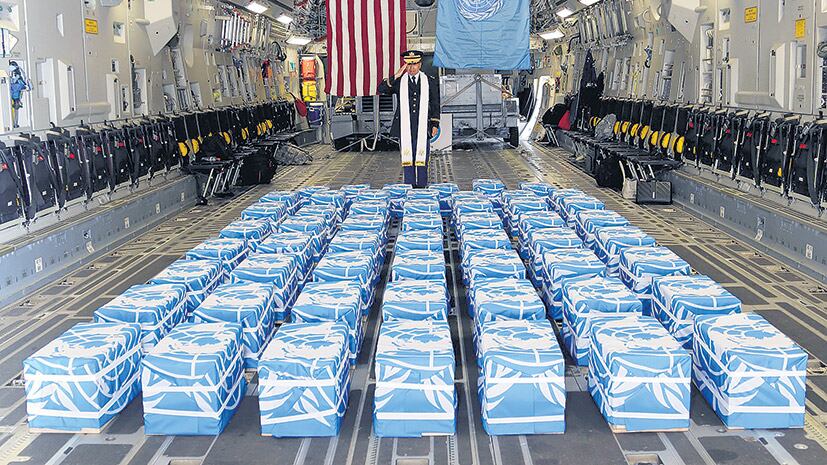 El avión que llevó los ataúdes de Corea del Norte a una base en el sur, supervisado por Naciones Unidas.