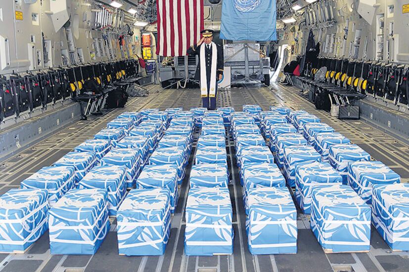 El avión que llevó los ataúdes de Corea del Norte a una base en el sur, supervisado por Naciones Unidas.