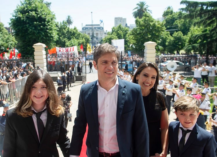 Quereilhac, junto a su marido y sus hijos, el día de la asunción de Kicillof como gobernador.