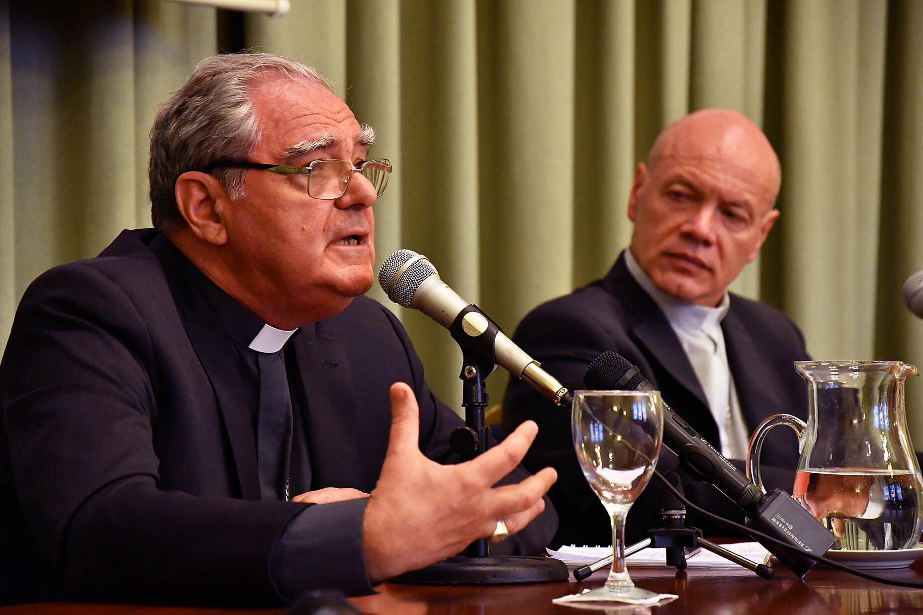 Oscar Ojea, Presidente del Episcopado, y Guillermo Caride, de la Comisión Episcopal para el Sostenimiento de la Acción Evangelizadora.