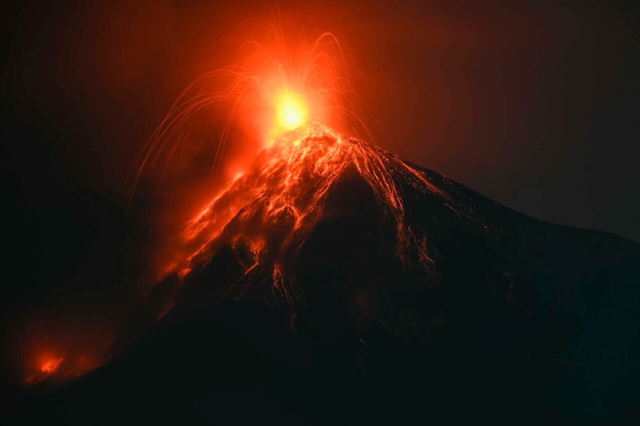 El volcán de Fuego en plena erupción.