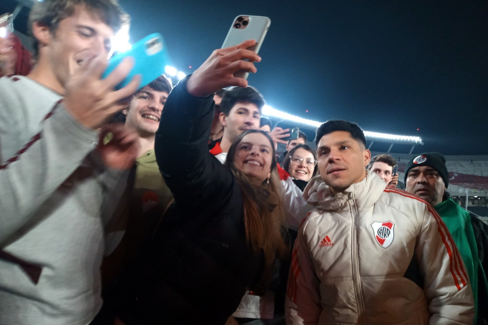Enzo Pérez posando para las fotos con los hinchas