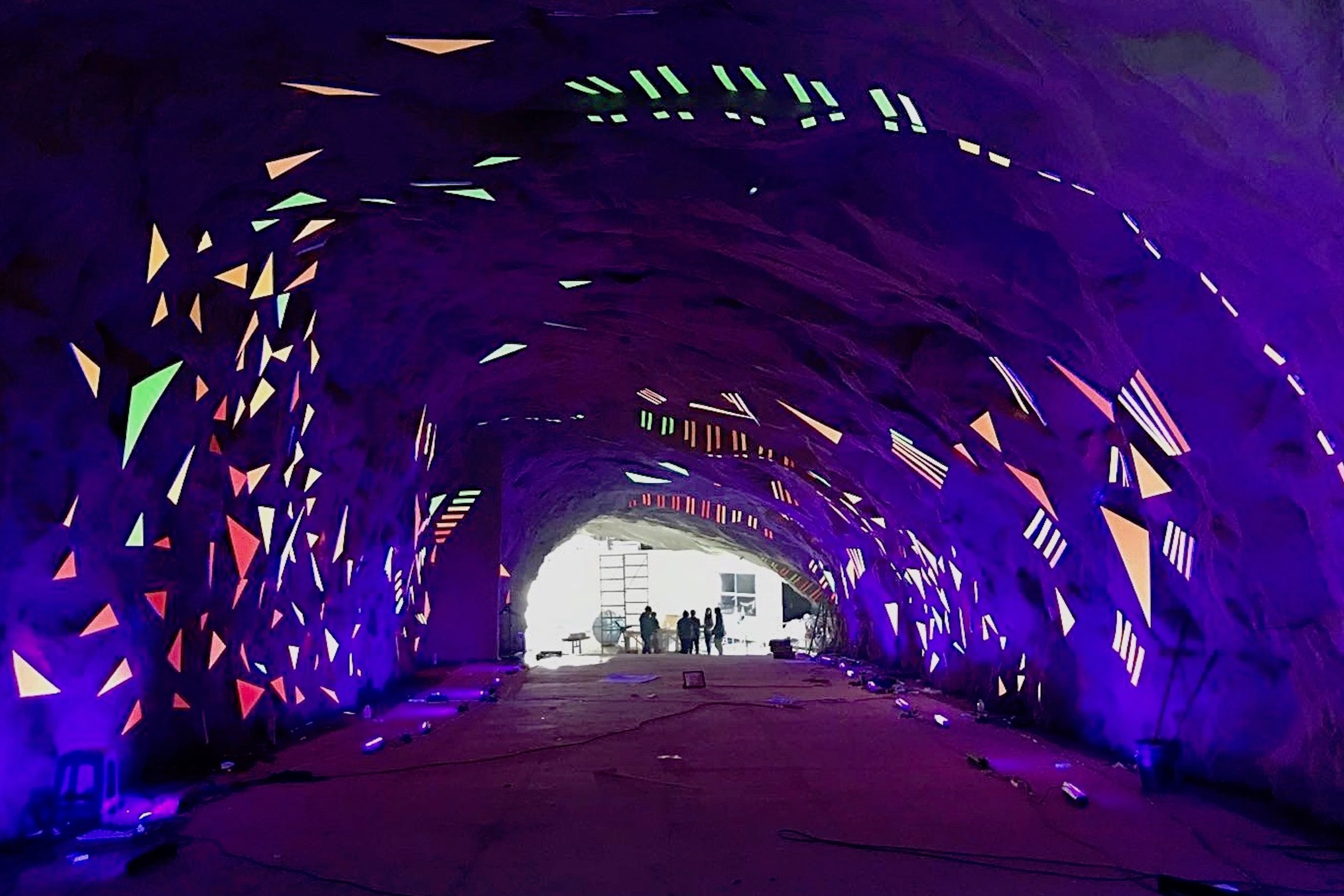 "Resiliencia", de Cecilia Ivanchevich, poco antes de la inauguración, vista desde el fondo. Foto 2: Vista de la obra de Cecilia Ivanchevich desde la entrada.