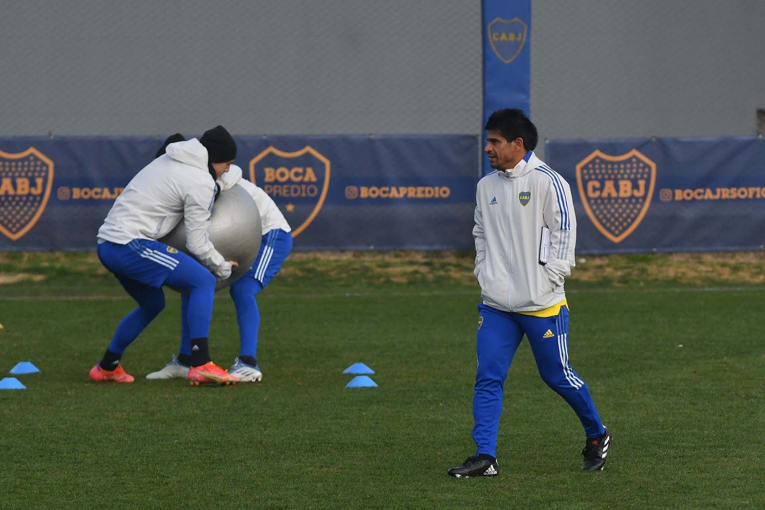Hugo Benjamín Ibarra, carpeta bajo el brazo, durante la práctica en Ezeiza
