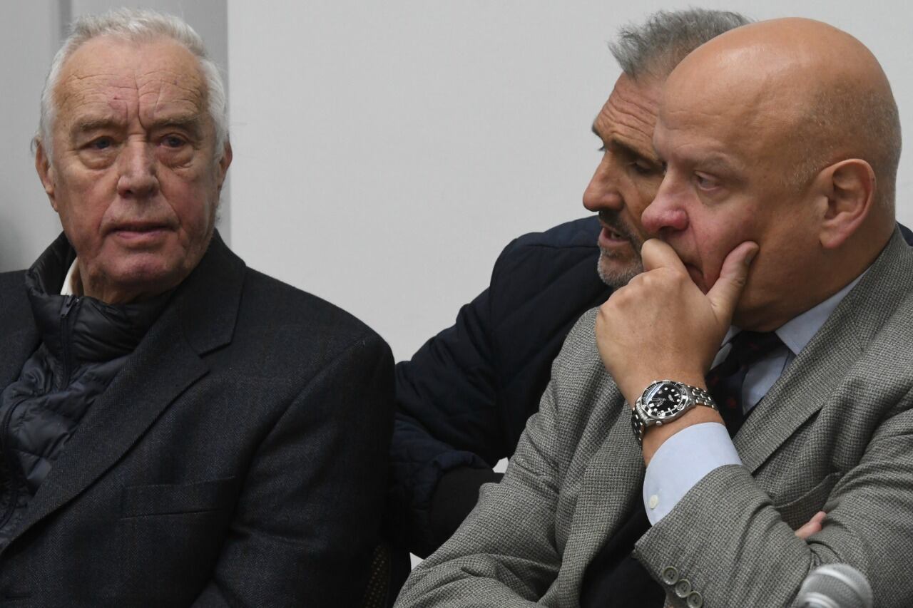 Roberto Ribas (izq.) defensor de Nicolás Pachelo (detrás) sostiene que "no existen pruebas" en contra de su defendido.