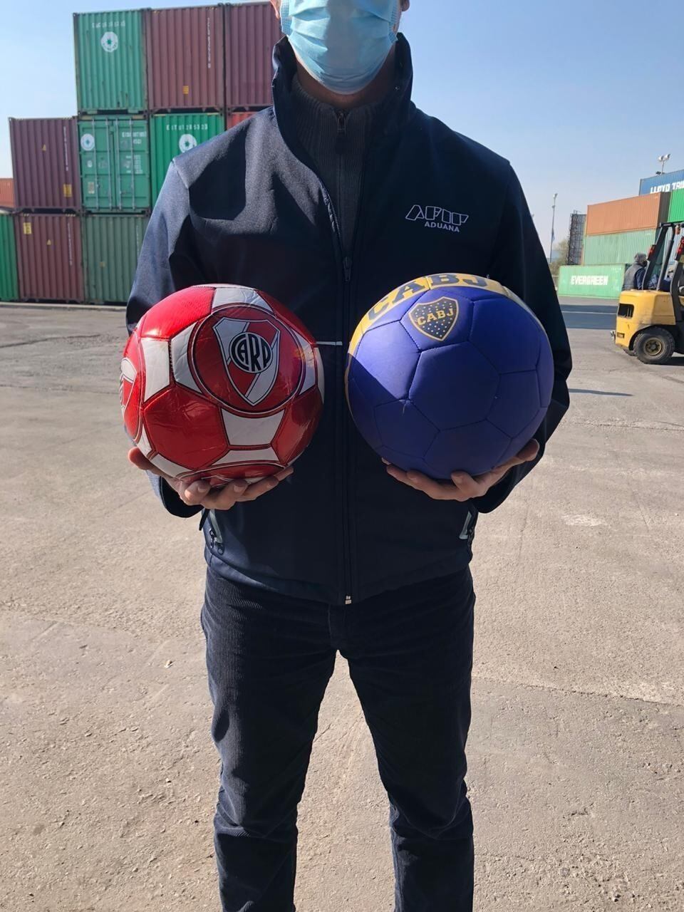 Personal de la Aduana exhibe artículos deportivos incautados. 