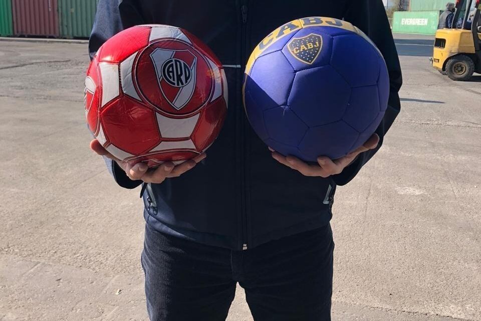 Personal de la Aduana exhibe artículos deportivos incautados.