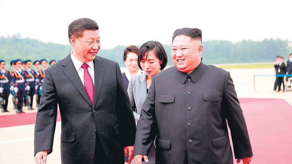 La primera visita oficial de Xi a Kim se hizo en medio de crecientes tensiones mutuas con Estados Unidos.