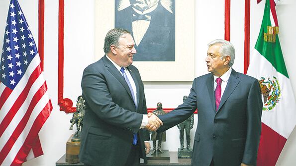 El canciller estadounidense, Pompeo, le da la mano a López Obrador en Ciudad de México.