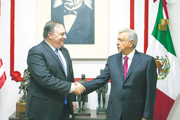 El canciller estadounidense, Pompeo, le da la mano a López Obrador en Ciudad de México.