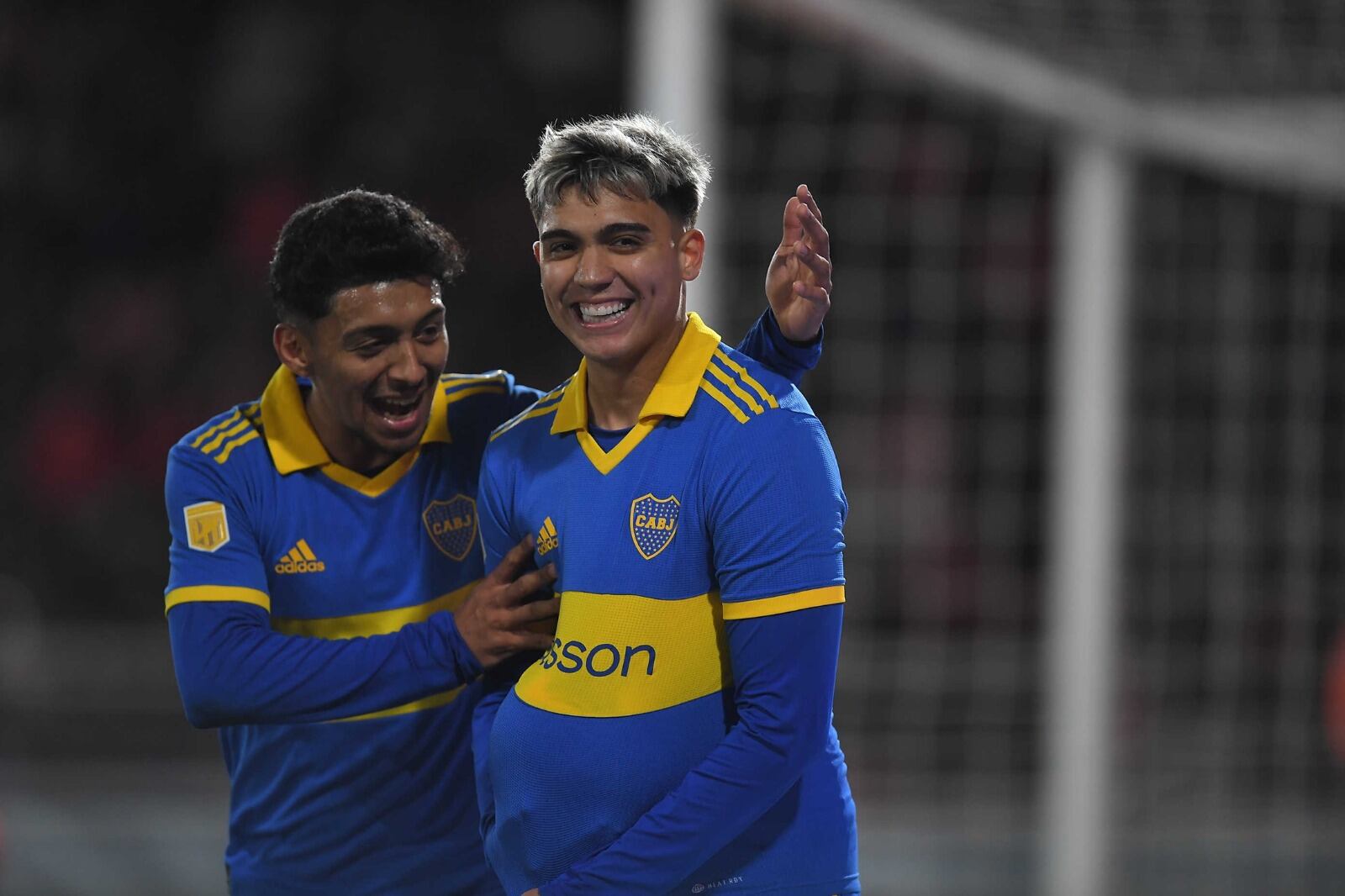 Zeballos celebra con Medina el gol que abrió el marcador en Avellaneda