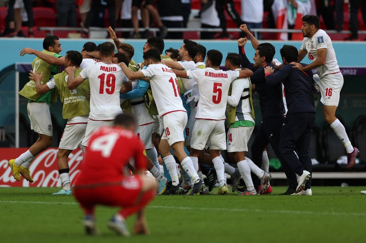 Irán festeja su victoria y recuperación ante Gales.